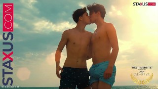 🏄🏼‍♂️ :: STAXUS :: Surfer friends, can’t contain their passion on the beach